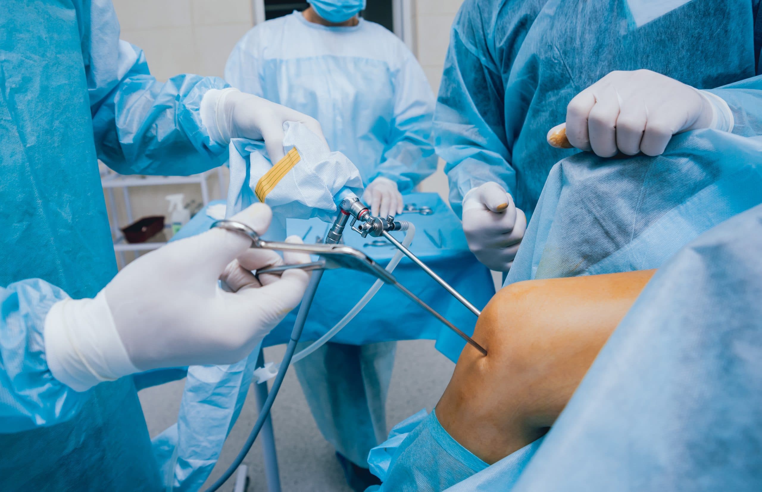 Advanced knee surgery in operating theatre